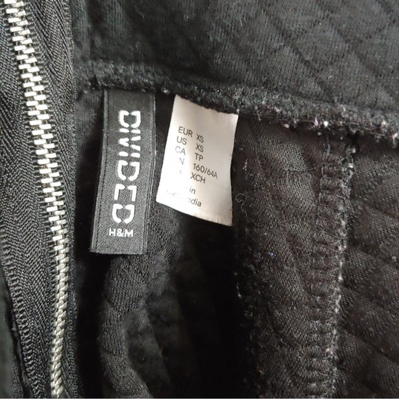 H&M Divided Black Quilted A-line Mini Skirt. XS - Picture 4 of 5